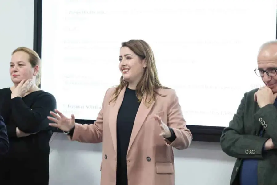 Fillon faza e dytë e Programit Kombëtar për Zhvillimin Profesional të Mësuesve, Manastirliu: 20 mijë mësues do të përfitojnë trajnime falas në universitetet publike, me theks te teknologjia dhe përgatitja për testimet ndërkombëtare