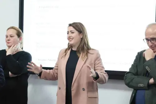 Fillon faza e dytë e Programit Kombëtar për Zhvillimin Profesional të Mësuesve, Manastirliu: 20 mijë mësues do të përfitojnë trajnime falas në universitetet publike, me theks te teknologjia dhe përgatitja për testimet ndërkombëtare