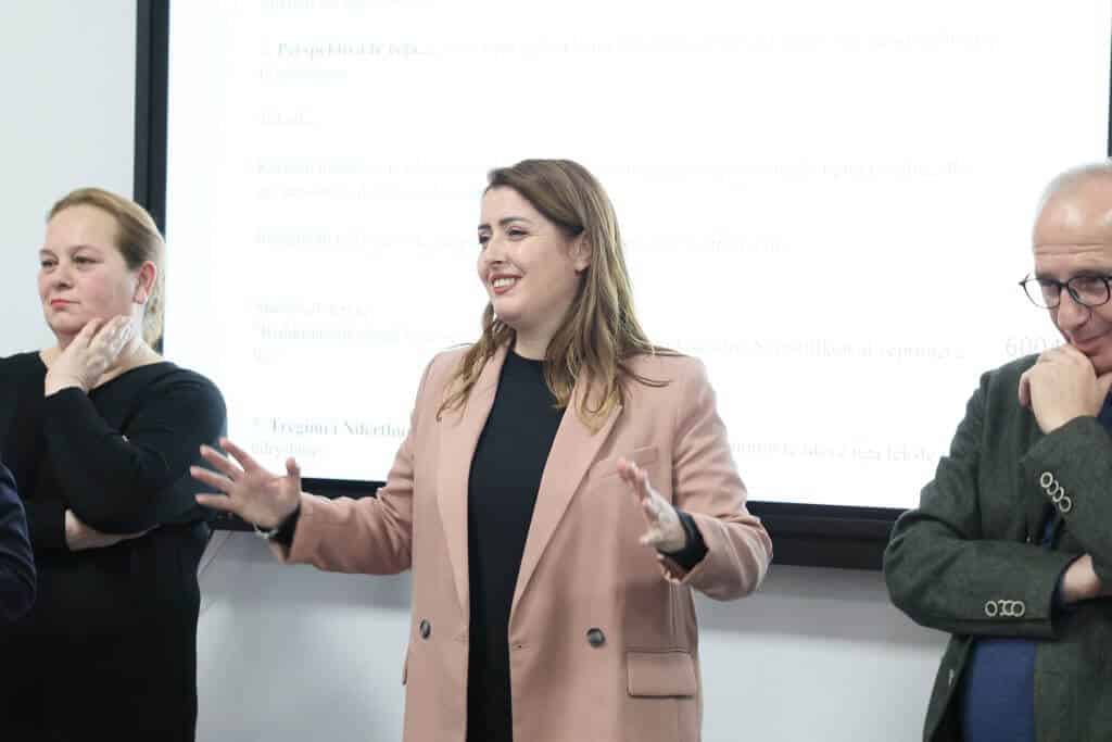 Fillon faza e dytë e Programit Kombëtar për Zhvillimin Profesional të Mësuesve, Manastirliu: 20 mijë mësues do të përfitojnë trajnime falas në universitetet publike, me theks te teknologjia dhe përgatitja për testimet ndërkombëtare