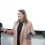 Fillon faza e dytë e Programit Kombëtar për Zhvillimin Profesional të Mësuesve, Manastirliu: 20 mijë mësues do të përfitojnë trajnime falas në universitetet publike, me theks te teknologjia dhe përgatitja për testimet ndërkombëtare