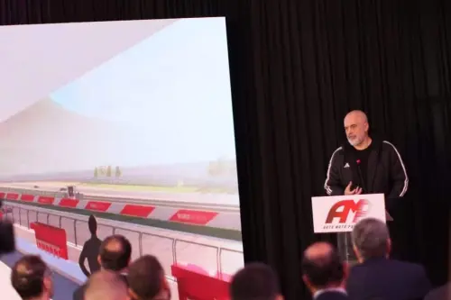 Elbasan, prezantohet projekti i Automotoparkut, që transformon qytetin në një qendër të re të turizmit sportiv në rajon