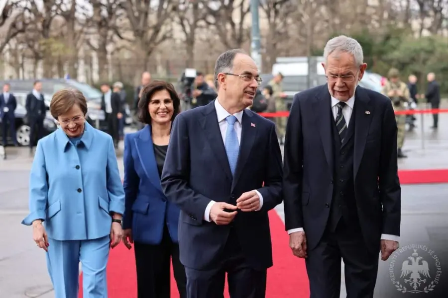 Presidenti Begaj në vizitë zyrtare në Austri, pritur me nderime të larta nga Presidenti Van der Bellen