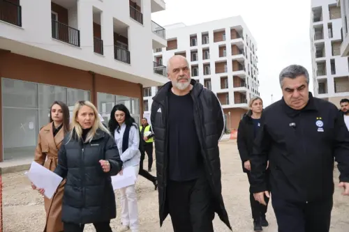 Kryeminstri Rama në Kombinat për inspektimin e lagjes së re