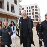 Kryeminstri Rama në Kombinat për inspektimin e lagjes së re