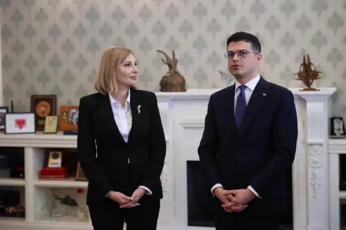 Ministri Vengu prezanton zv.ministren e Mbrojtjes Blerina Abrazhdën