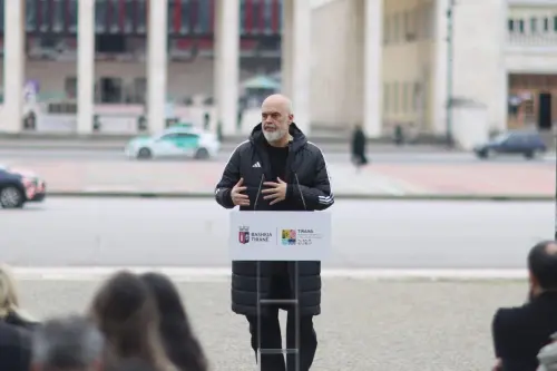 “Tirana Mooons”: Një shtesë e re dhe moderne për arkitekturën e Sheshit “Nënë Tereza”