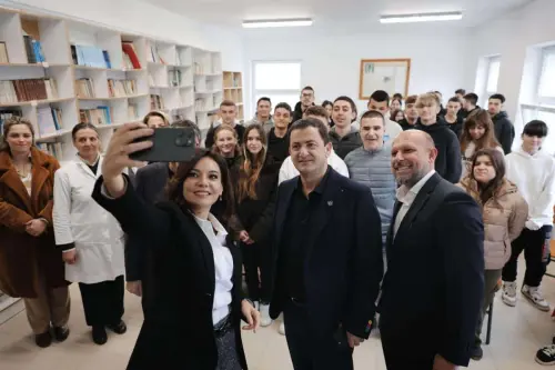 Elisa Spiropali, zhvilloi një vizitë në gjimnazin “Spiro Gjiknuri” në Himarë, si pjesë e programit “Kuvendojmë për Shqipërinë”