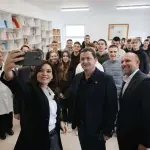 Elisa Spiropali, zhvilloi një vizitë në gjimnazin “Spiro Gjiknuri” në Himarë, si pjesë e programit “Kuvendojmë për Shqipërinë”