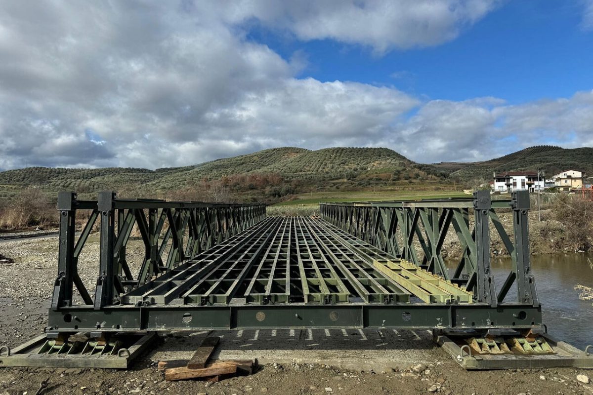 Forcat e Armatosura përfundojnë urën Bailey në fshatin Lapardha 2, Berat, në ndihmë të komunitetit