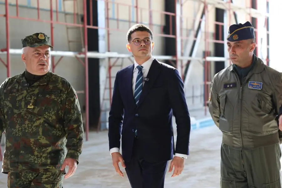 Vengu kryen inspektimin e bazës së ndërtimit për hangarin e helikopterëve në Farkë