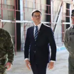 Vengu kryen inspektimin e bazës së ndërtimit për hangarin e helikopterëve në Farkë