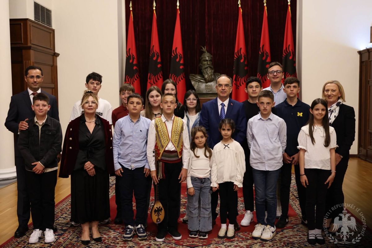 Presidenti Begaj mirëpret nxënësit e shkollës fillore “Mahmut Lekić” nga Komuna e Tuzit