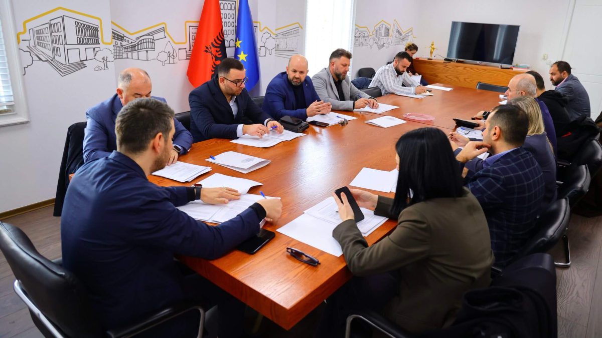 “Shqipëri 2025”- Grupi ndërinstitucional i punës nis përgatitjet për finalet e EURO U-17 me mbledhjen e parë në Ministrinë e Arsimit dhe Sportit