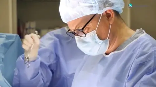 Rast suksesi në spitalin e Neurologjis , Koçiu : 34-vjeçares i hiqet tumori në kokë përmes vetullës.