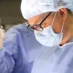 Rast suksesi në spitalin e Neurologjis , Koçiu : 34-vjeçares i hiqet tumori në kokë përmes vetullës.