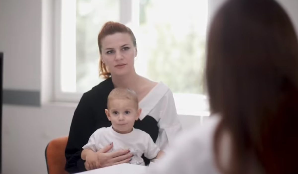 Ministrja Koçiu u bën thirrje prindërve : Vaksinoni fëmijët për t'i mbrojtur nga fruthi, rubeola dhe shytat