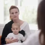 Ministrja Koçiu u bën thirrje prindërve : Vaksinoni fëmijët për t'i mbrojtur nga fruthi, rubeola dhe shytat