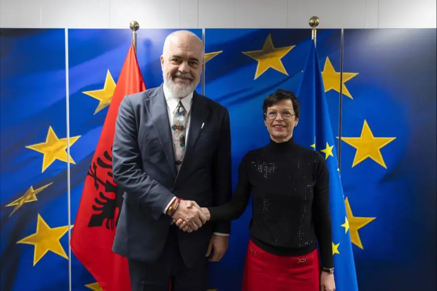 Samiti BE -Ballkani Perëndimor , Rama mirëpritet nga Komisionerja për zgjerim Marta Kros