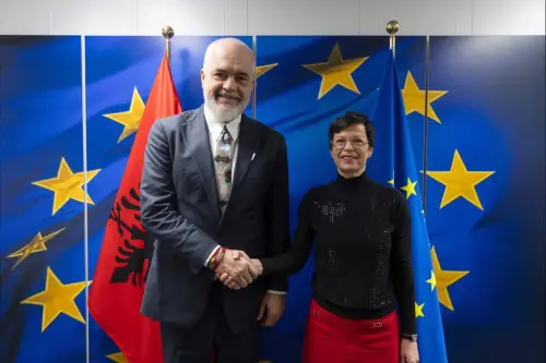 Samiti BE -Ballkani Perëndimor , Rama mirëpritet nga Komisionerja për zgjerim Marta Kros