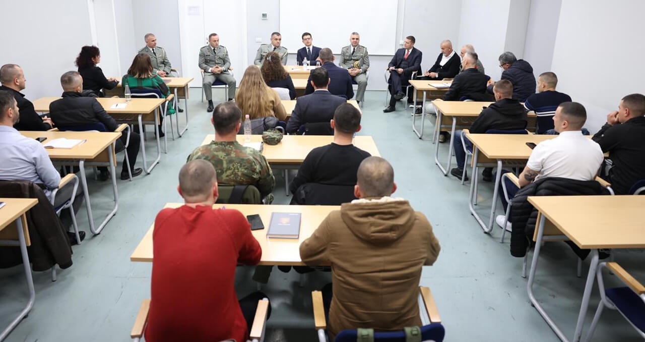 Vengu zhvillon një takim me studentët e programit të masterit në AFA: Fokusim më i madh në sigurinë kombëtare