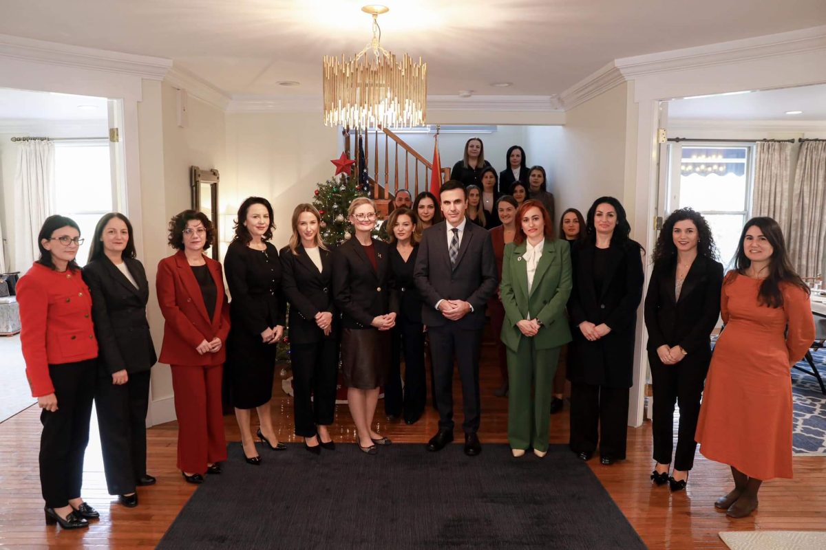 Nancy Vanhorn takim me përfaqësuesit e drejtësisë penale të Shqipërisë