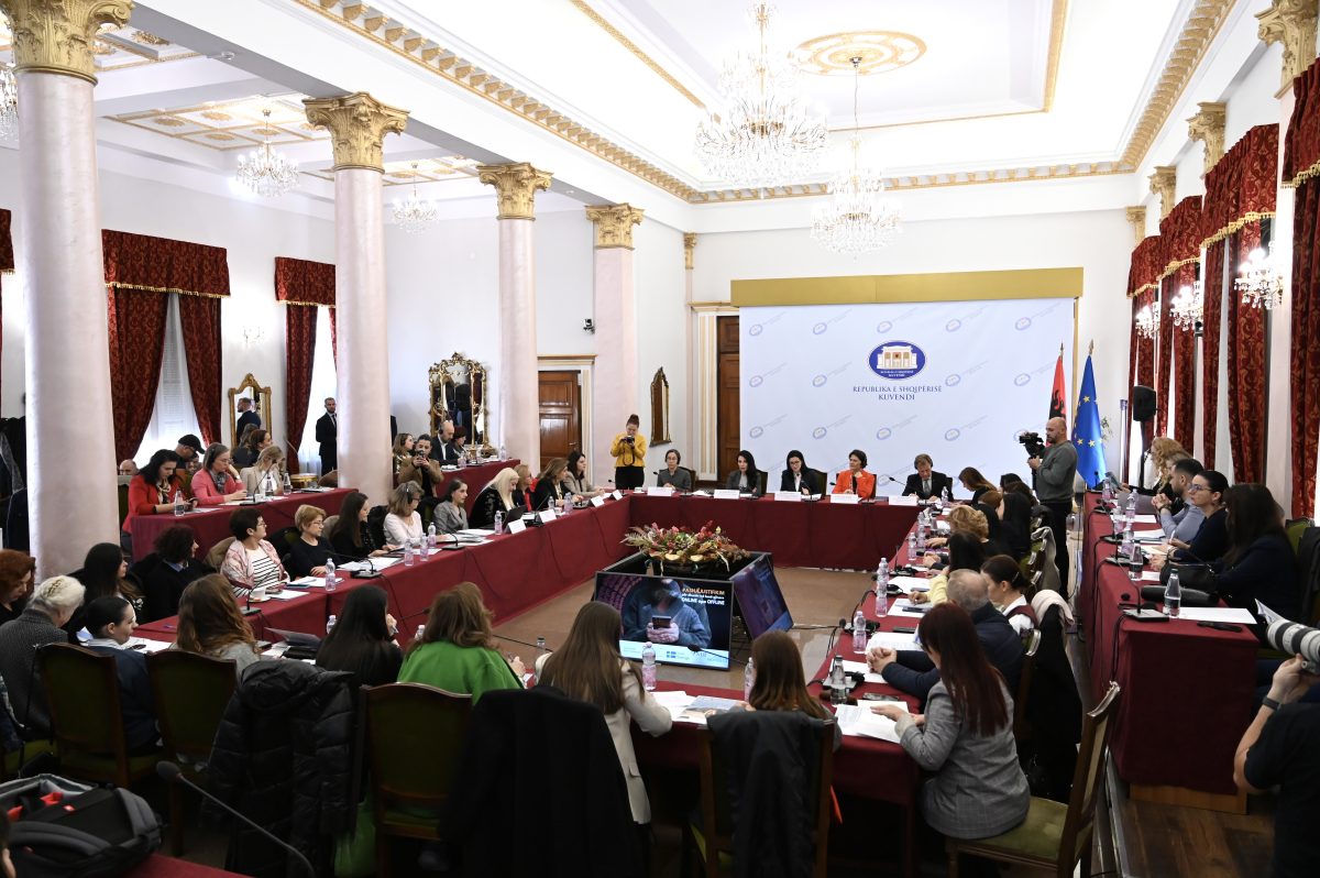 U mbajt tryeza e hapur me temë “Dhuna gjinore në hapësirën digjitale”