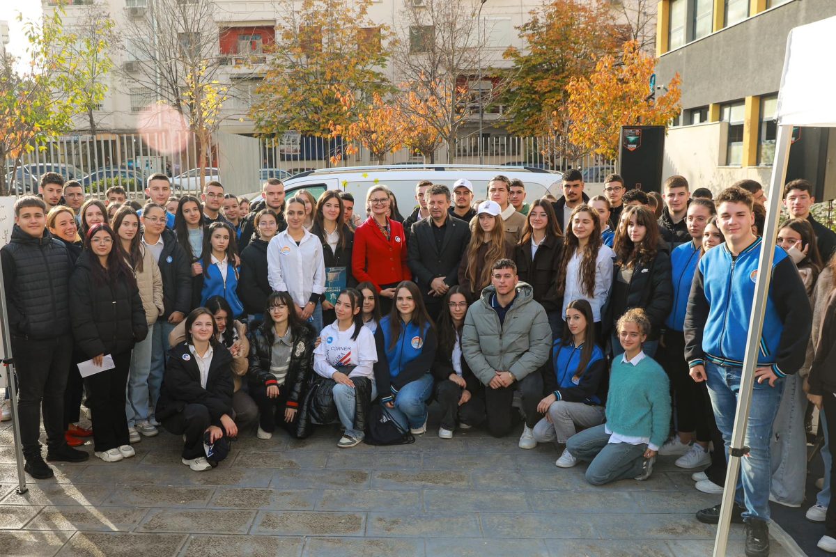 Nancy VanHorn takim me gjimnazistët e Vlorës : SHBA në gatishmërinë e aftësive tuaj