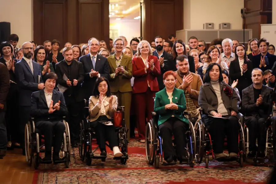 Nancy Vanhorn dhe presidenti Begaj zhvillojnë organizim për Ditën Ndërkombëtare të Personave me Aftësi Ndryshe