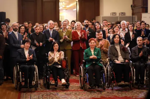 Nancy Vanhorn dhe presidenti Begaj zhvillojnë organizim për Ditën Ndërkombëtare të Personave me Aftësi Ndryshe