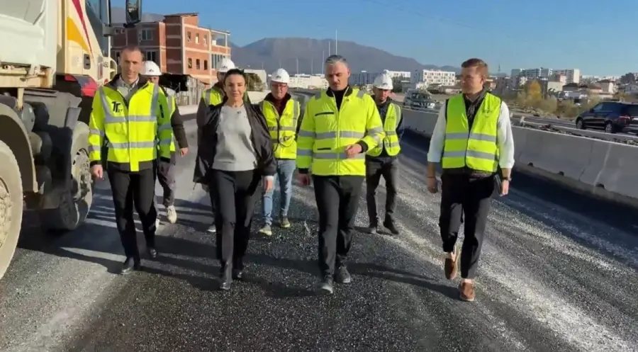 Balluku ndan pamje nga loti 7 , 