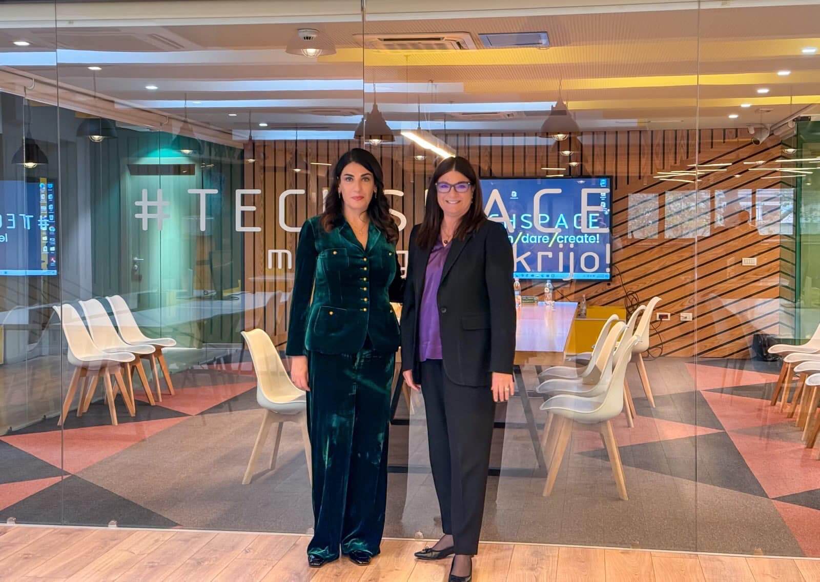 Drejtoresha e AKSHI-t, Linda Karçanaj  pret në takim delegacionin amerikan nga Departamenti Shtetit