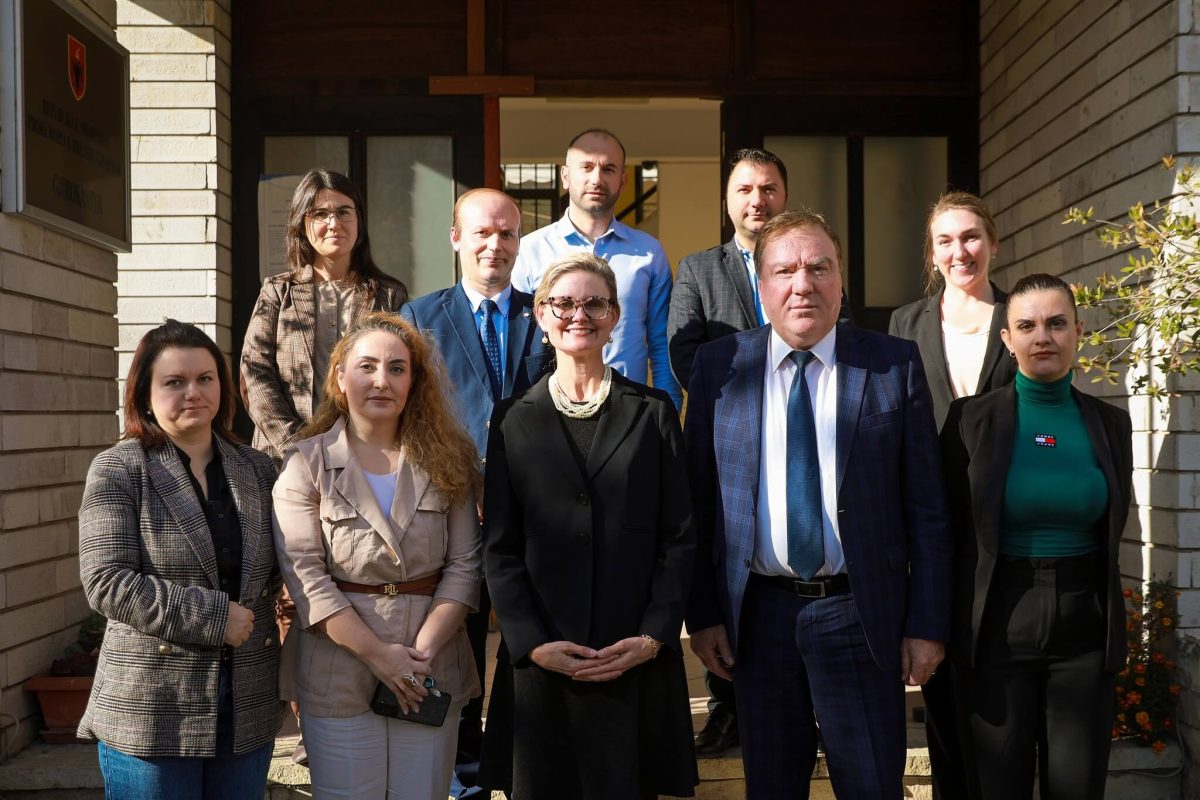 E ngarkuara me Punë Nancy VanHorn takim me prokurorinë e Gjirokastrës