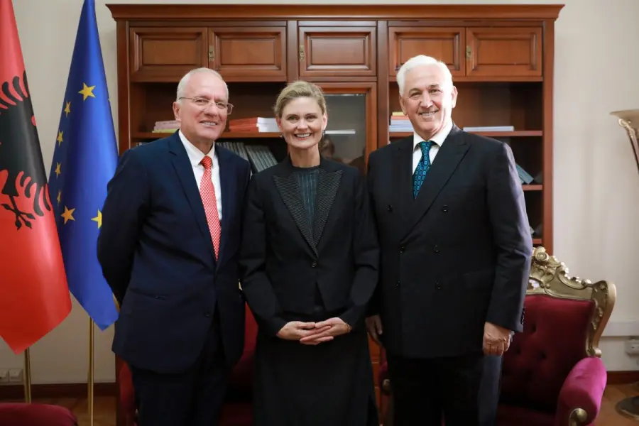 Nancy VanHorn zhvillon takim me kreun e Komisionit për Sigurinë Kombëtare