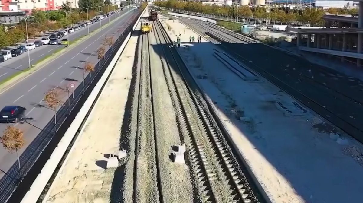 Linja hekurudhore Tiranë-Durrës-Rinas , kryeministri Rama ndan pamjet në rrjete sociale