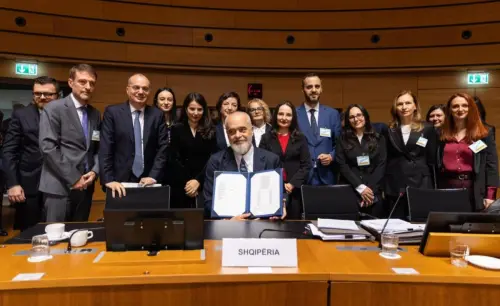 Rama në Luksemburg , ndan pamjet në rrjete sociale