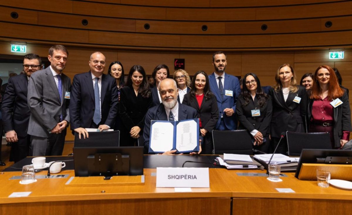 Rama në Luksemburg , ndan pamjet në rrjete sociale