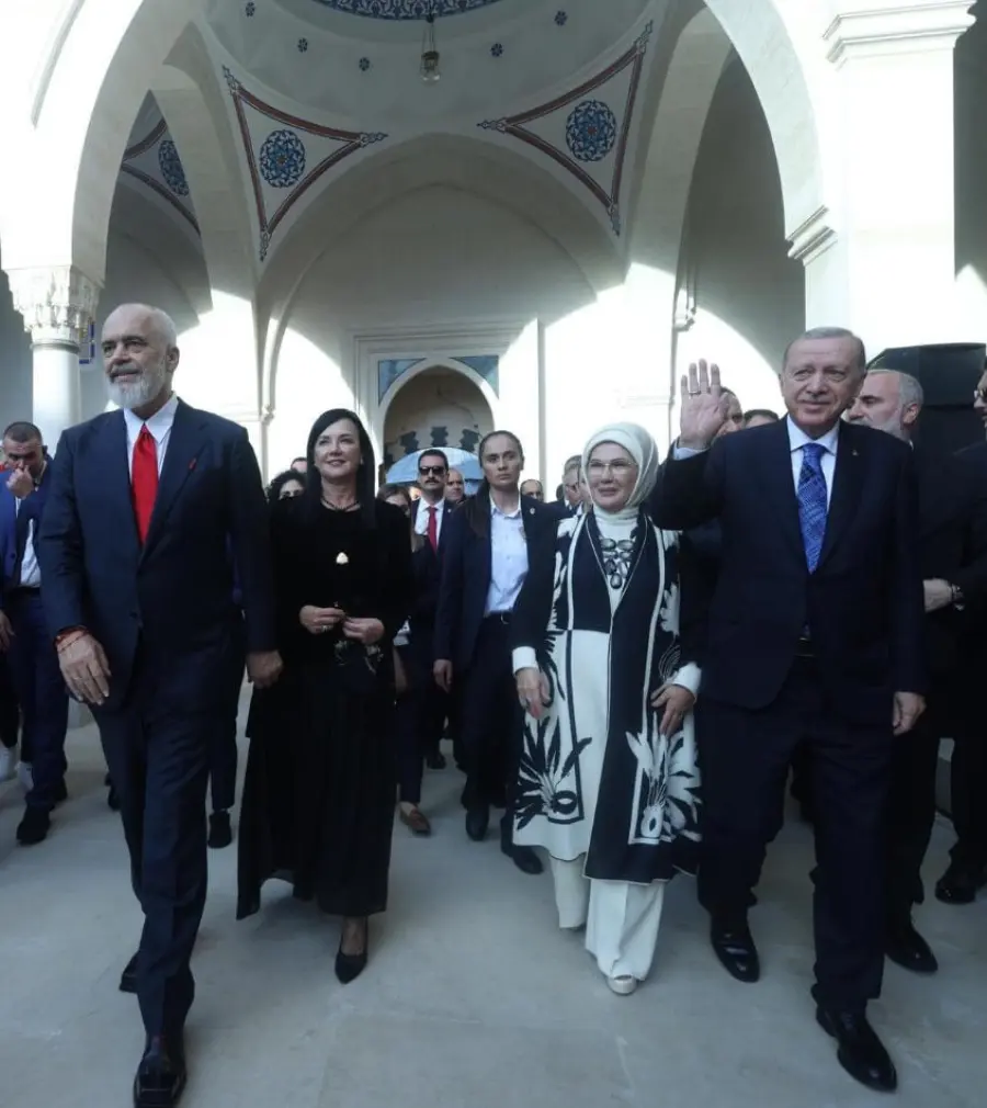 Xhamia e Namazgjasë, hapi dyert për besimtarët myslimanë.