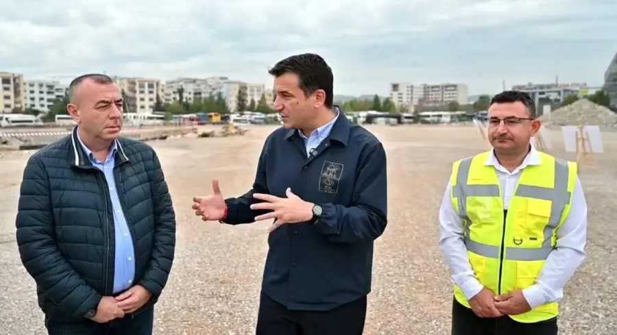 Kryebashkiaku Erion Veliaj prezanton terminalin veri-perëndim të autobuzave tek kthesa Kamzës