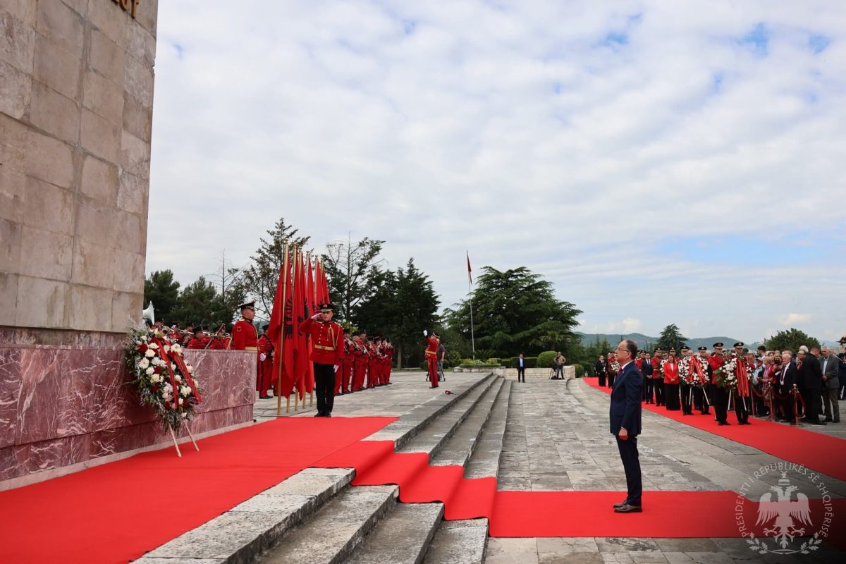 Presidenti Begaj nderon Dëshmorët e Kombit me homazhe zyrtare