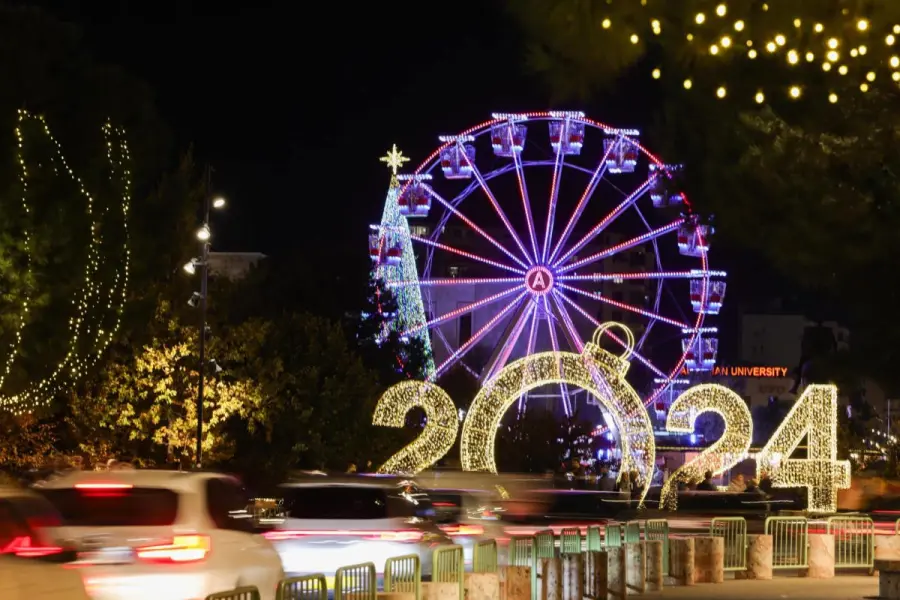 Festa e dritave: Ndizet pema në Sheshin Skënderbej