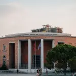 Sheshi Skënderbej: Çfarë mund të shihni në qendrën e Tiranës