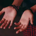 Shiste lëndë narkotike në shkolla, arrestohet 20-vjeçari