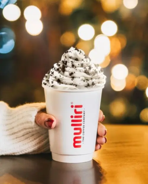 Vetëshërbimi në Tiranë: Trendi i kafeneve me autonomi në shërbim