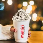 Vetëshërbimi në Tiranë: Trendi i kafeneve me autonomi në shërbim