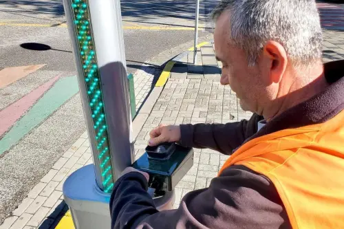 Siguria në rrugë: Në Tiranë bëhet ndryshimi në semafor për personat me aftësi ndryshe