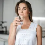 Rëndësia e pirjes së ujit/ 5 Arsye pse duhet të qëndroni të hidratuar