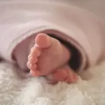 Gjendet një foshnje e braktisur/ Policia shqyrton ngjarjen e rëndë