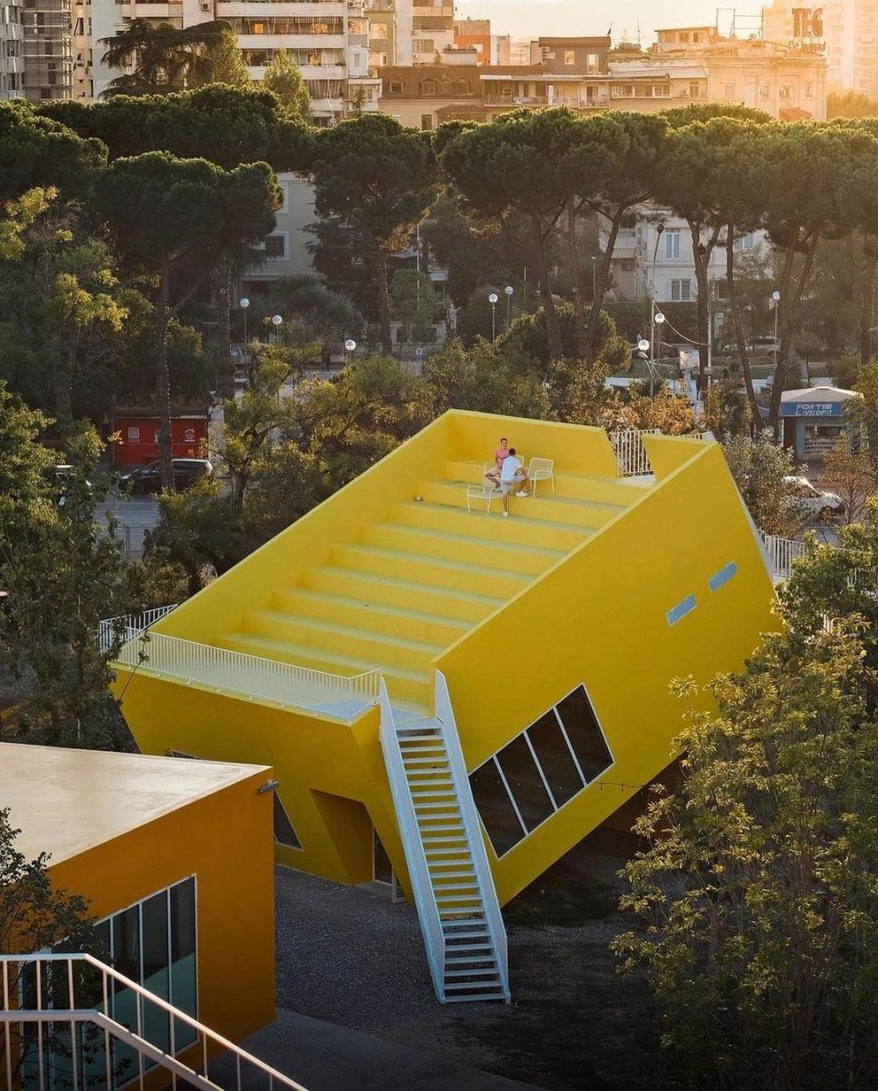 ``Simboli i Shqipërisë moderne``/ Ja çfarë shkruan The Guardian për piramidën e Tiranës