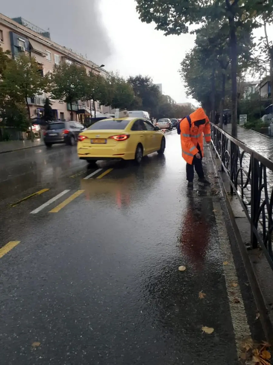 Shi i rrëmbyeshëm në Tiranë/ Rrugët pushtohen nga uji