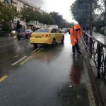 Shi i rrëmbyeshëm në Tiranë/ Rrugët pushtohen nga uji